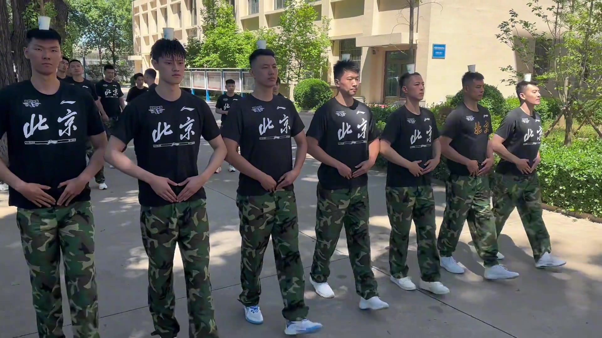  这是练啥呢？北京男篮军训内容：头顶水杯走路